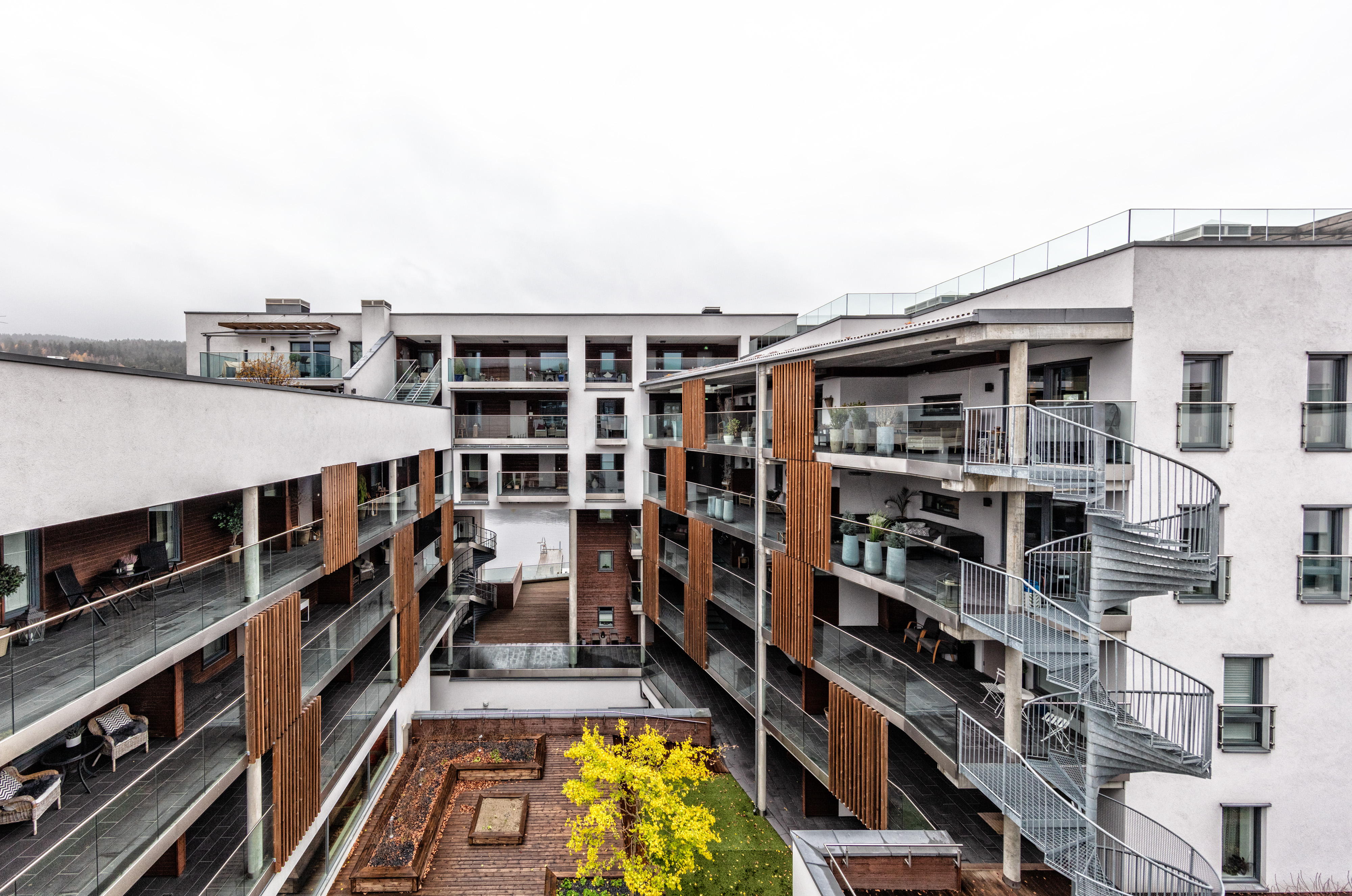 - Det startet med tre kontorbygg på midten av 2000-tallet. I dag kan du ta deg en øl på hele 12 ulike steder langs Union brygge. Ulike arkitektoniske stiler og et ønske om mangfold har gitt området særpreg og motivert befolkningen til å ta det i bruk.