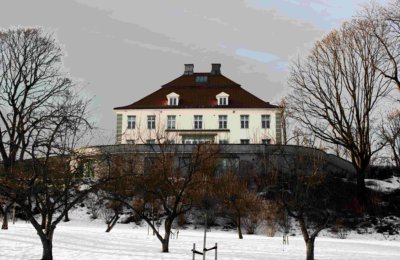 Fornebu hovedgård en vinterdag. Foto tatt rett forfra med eplehagen i forgrunn