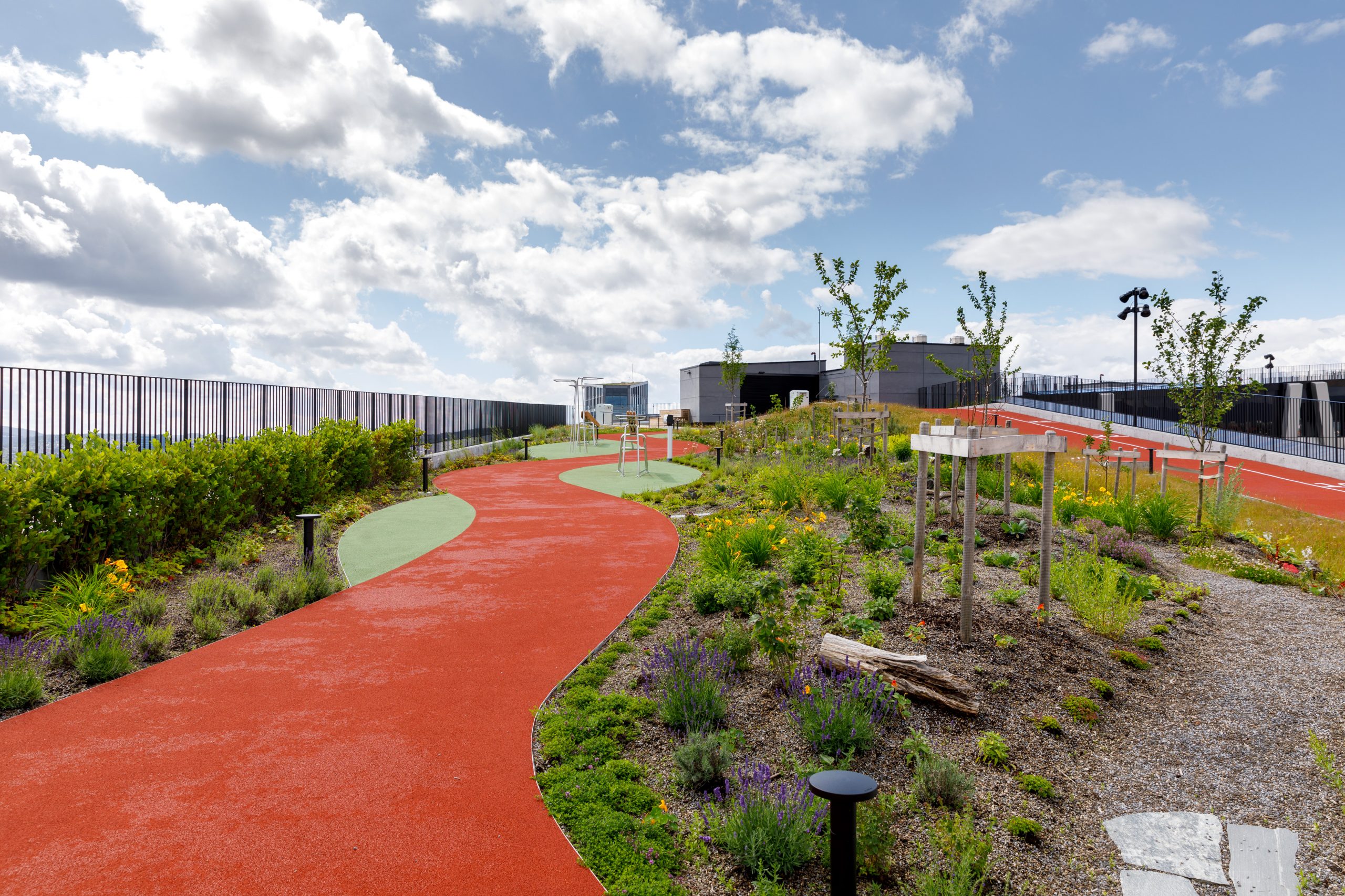 Aktuelt - Bygget har hatt en tydelig miljøprofil helt fra konseptfasen, og oppnår sertifiseringen BREEAM Excellent. Prosjektet får 84,7 poeng, kun 0,3 poeng unna toppkarakter Outstanding. Man har blant annet hatt stort fokus på reduksjon av klimagassutslipp, og klimagassregnskapet viser at prosjektet leverer en reduksjon mot referansebygg på over 34 prosent. Det økologiske mangfoldet øker også vesentlig på grunn av utomhusanlegget og taket.