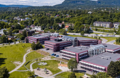 Flyfoto av Høvik med røde industribygg