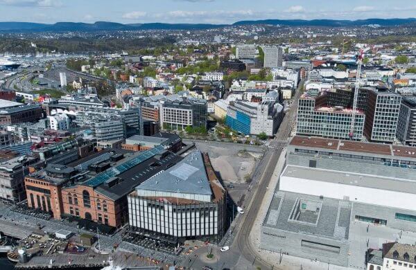 Flyfoto over Aker brygge, Nasjonalmuseet og Trekanttomten