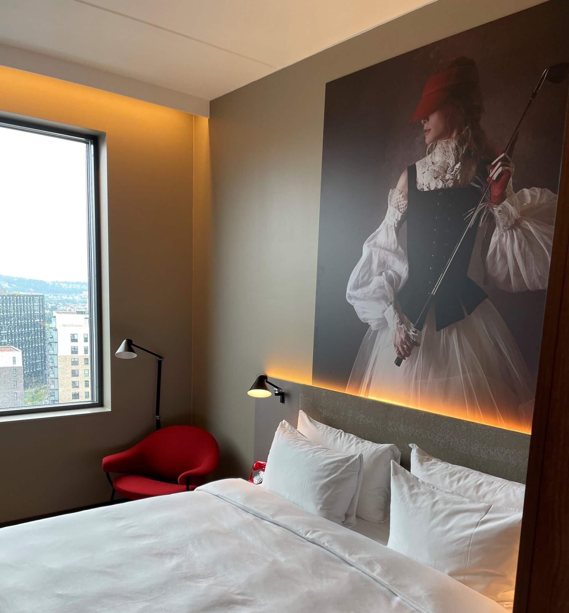 Aktuelt - Hotellet har stort fokus på kunst, og veggene er dekorert med fotografier som Radisson selv har utviklet.