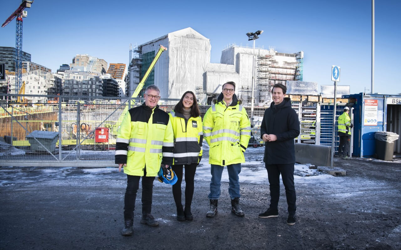 Aktuelt - Foto: Katrine Lunke. Fra venstre; Øystein Olav Ylvisåker fra OSU, Charlotte Koritzinsky Luisa fra Norsk Gjenvinning, Kristian Haug i Vedal Prosjekt og Are Magnus Adolfsen i Plastretur. 