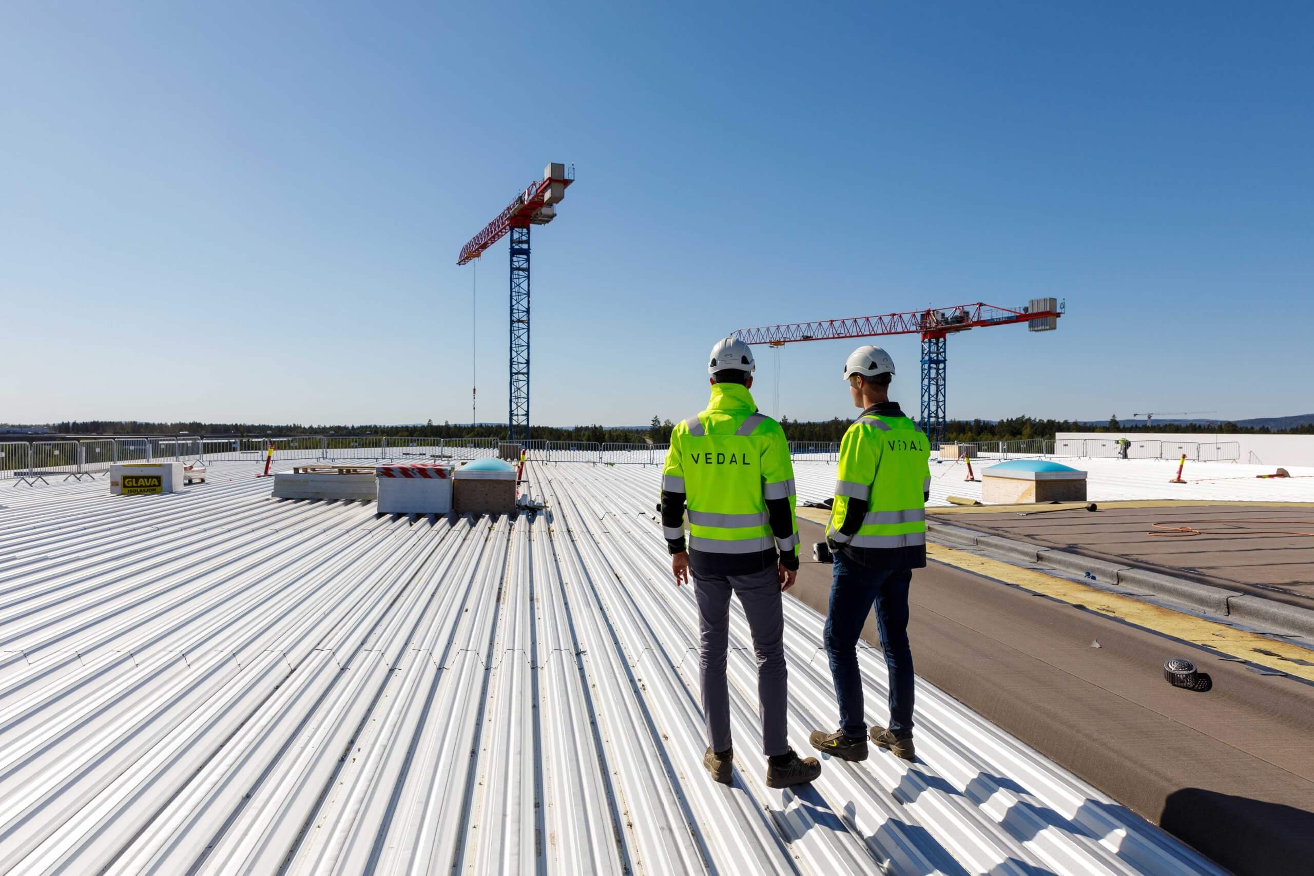 Aktuelt - Bæresystemet i Sjømatlageret er dimensjonert for at hele taket i fremtiden kan fylles av solcellepaneler, alternativt sedumtak. Det er også gjort nødvendige forberedelser innvendig for at man på en enklere måte kan installere solceller på et senere tidspunkt. Og fra byggets egen prosesskjølesentral vil man benytte overskuddsvarme fra kjøling til å varme opp byggets kontorarealer.