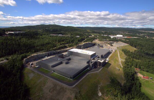 Dronefoto over stort logistikkbygg med store grøntarealer rundt